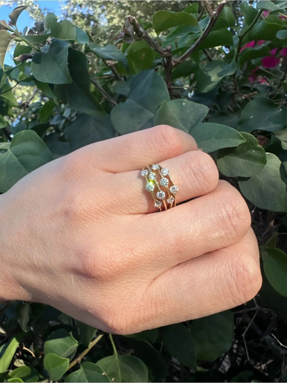 Gorgeous ring with 10 natural diamonds set in 14k gold